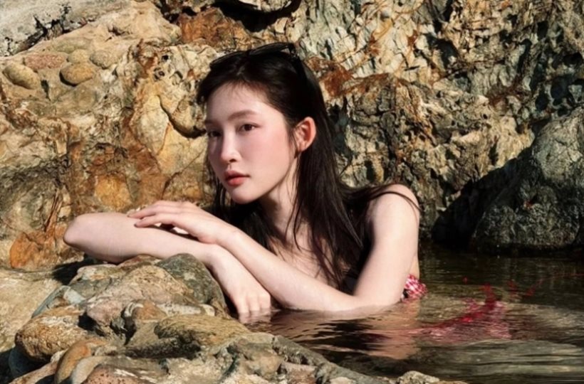 Juky San bị chỉ trích vì mặc áo tắm ở Giếng Tiên